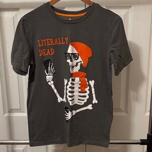 Gray Skeleton Graphic Tee with Text “Literally Dead”